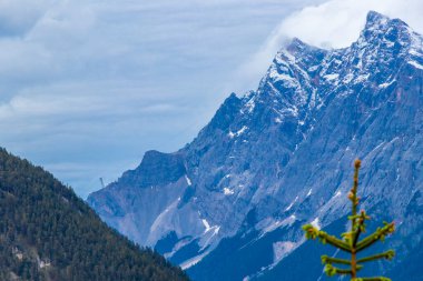 Almanların en büyük dağ manzarası Zugspitze dağ manzarası orman tepeleri, kar bulutları ve Alpler 'deki dağlar Biberwier Reutte Tyrol Avusturya.