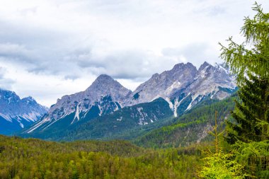Almanların en büyük dağ manzarası Zugspitze dağ manzarası orman tepeleri, kar bulutları ve Alpler 'deki dağlar Biberwier Reutte Tyrol Avusturya.