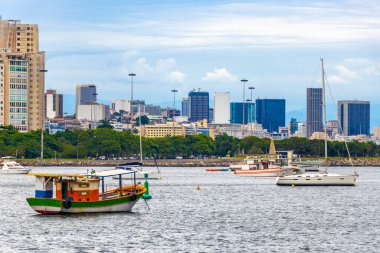 Rio de Janeiro Eyaleti Rio de Janeiro Brezilya 17. Ekim 2020, Urca Köyü sahil ve sahil geçidi. Rio de Janeiro Brezilya 'da rıhtım iskelesi yatları ve tekneleri var..