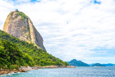 Rio de Janeiro Eyaleti Rio de Janeiro Brezilya 17. Ekim 2020 Sugarloaf şekerleme dağı Pao de Acucar deniz kıyısı manzarası ve Rio de Janeiro Brezilya 'daki Urca köyünün manzarası.