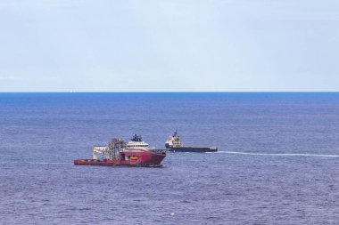 Rio de Janeiro Brezilya 'da konteynır gemileriyle Copacabana sahil sahili manzarası.