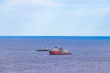 Rio de Janeiro Brezilya 'da konteynır gemileriyle Copacabana sahil sahili manzarası.