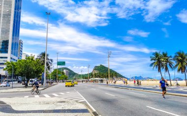 Rio de Janeiro Eyaleti Rio de Janeiro Brezilya 11. Ekim 2020 Copacabana sahili ve sahil yolu kaldırım barları restoranları ve Rio de Janeiro Brezilya 'daki insanlar.