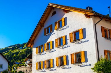 Landeck Tyrol Avusturya 30. Mayıs 2025 Dağ ve Alp Dağları Lechtal Alpleri ve köy kasabası orman kulübeleri sokaklar ve Avusturya 'da mavi gökyüzü manzaraları..