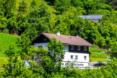 Landeck Tyrol Avusturya 30. Mayıs 2025 Dağ ve Alp Dağları Lechtal Alpleri ve köy kasabası orman kulübeleri sokaklar ve Avusturya 'da mavi gökyüzü manzaraları..