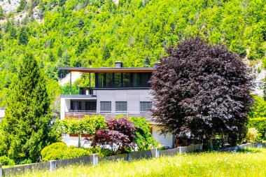 Landeck Tyrol Avusturya 30. Mayıs 2025 Dağ ve Alp Dağları Lechtal Alpleri ve köy kasabası orman kulübeleri sokaklar ve Avusturya 'da mavi gökyüzü manzaraları..