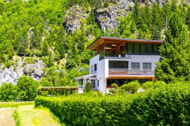 Landeck Tyrol Avusturya 30. Mayıs 2025 Dağ ve Alp Dağları Lechtal Alpleri ve köy kasabası orman kulübeleri sokaklar ve Avusturya 'da mavi gökyüzü manzaraları..