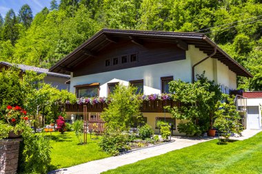 Fliess Landeck Avusturya 30. Mayıs 2025 Nesselgarten köyü orman kulübeleri caddeleri, dağları, dağları, dağları ve Fliess Landeck Avusturya 'daki yeşil tarlaları barındırır..