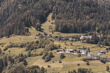 Landeck Tyrol Avusturya 30. Mayıs 2025 Dağ ve Alp Dağları Lechtal Alpleri ve köy kasabası orman kulübeleri sokaklar ve Avusturya 'da mavi gökyüzü manzaraları..