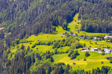 Landeck Tyrol Avusturya 30. Mayıs 2025 Dağ ve Alp Dağları Lechtal Alpleri ve köy kasabası orman kulübeleri sokaklar ve Avusturya 'da mavi gökyüzü manzaraları..