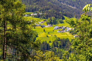 Landeck Tyrol Avusturya 30. Mayıs 2025 Dağ ve Alp Dağları Lechtal Alpleri ve köy kasabası orman kulübeleri sokaklar ve Avusturya 'da mavi gökyüzü manzaraları..