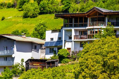 Landeck Tyrol Avusturya 30. Mayıs 2025 Dağ ve Alp Dağları Lechtal Alpleri ve köy kasabası orman kulübeleri sokaklar ve Avusturya 'da mavi gökyüzü manzaraları..