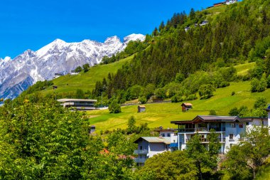 Landeck Tyrol Avusturya 30. Mayıs 2025 Dağ ve Alp Dağları Lechtal Alpleri ve köy kasabası orman kulübeleri sokaklar ve Avusturya 'da mavi gökyüzü manzaraları..