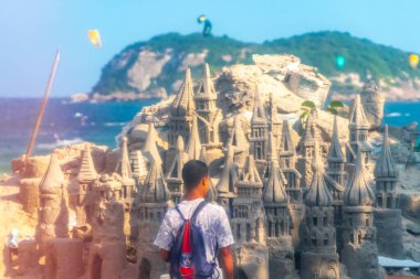 Rio de Janeiro Eyaleti Rio de Janeiro Brezilya 12. Ekim 2020 Barra da Tijuca Plajı Rio de Janeiro Eyaleti Rio de Janeiro Brezilya sahilinde kumdan yapılmış dev kale.