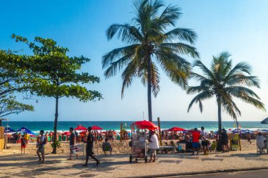 Rio de Janeiro Eyaleti Rio de Janeiro Brezilya 12. Ekim 2020 Barra da Tijuca Plajı Tropikal Cenneti Gezici Güverte Mavi Turkuaz Palmiye ağaçları ve Beyaz Kumsal Kumu ile.