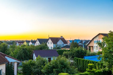 Brest Brest Bölgesi Belarus 21. Eylül 2020 Leninskiy Rayon Brest İlçe Brest Bölgesi Belarus 'ta ahşap kulübeleri ve tuğlalı evleri olan tipik renkli köy sokakları ve yolları.