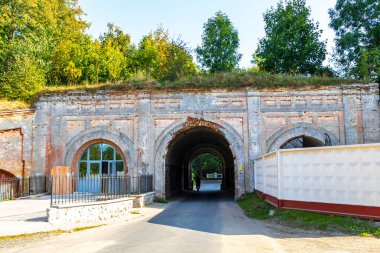 Belarus 'un Leninskiy Rayon Brest Bölgesi' nde Eski Brest Kalesi duvar ve kapı harabeleri inşa ediliyor..