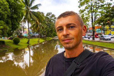 Yakışıklı turist Chiang Mai eski kasaba Si Phum caddesinde selfie çekiyor Tayland 'da yeşil nehri olan Güney Asya' da.