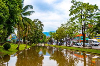 Chiang Mai Amphoe Mueang Chiang Mai Tayland 31 numara. Ekim 2018 Chiang Mai eski kasaba Si Phum caddesi Tayland 'da yeşil nehri olan Güney Asya.
