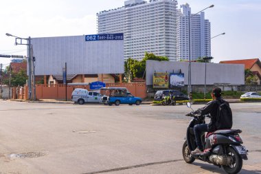 Pattaya Chon Buri Tayland 25. Ekim 2018 Meşgul Pattaya Şehri Turist Caddesi Araba Otomobili Motosikletler İnsanlar Skyline Gökdelen Binaları Pattaya Tayland 'da.