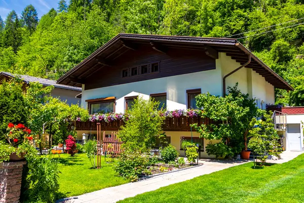 Fliess Landeck Avusturya 30. Mayıs 2025 Nesselgarten köyü orman kulübeleri caddeleri, dağları, dağları, dağları ve Fliess Landeck Avusturya 'daki yeşil tarlaları barındırır..