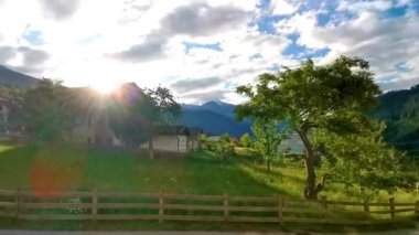 Landeck Tyrol Avusturya 30. Mayıs 2025 Gündoğumu ve dağ tepeleri dağ manzarası dağları ve Lechtal Alpleri köy orman kulübeleri ve Avusturya sokaklarının manzaraları..