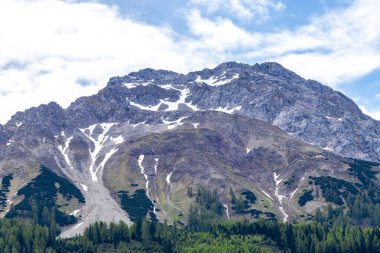 Zugspitze 'deki Marienberg dağının panoramik manzarası yeşil orman tepeleri ve dağlarıyla Alpler Biberwier Reutte Tyrol Avusturya.
