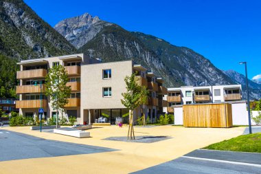 Landeck Landeck Bölgesi Tyrol Avusturya 30. Mayıs 2025 Landeck şehri turistik yollarla modern binalar, arabalar ve trafik.