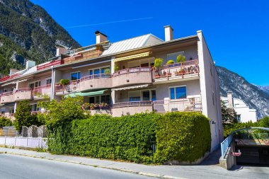 Landeck Landeck Bölgesi Tyrol Avusturya 30. Mayıs 2025 Landeck şehri turistik yollarla modern binalar, arabalar ve trafik.