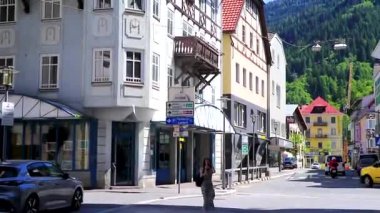 Landeck Landeck Bölgesi Tyrol Avusturya 30. Mayıs 2025 Landeck şehri turist sokakları, dağları, eski binaları ve mimarisi ile.