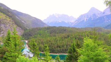 Almanya 'nın en büyük dağının panoramik manzarası Zugspitze alp manzarası turkuvaz rengi Blindsee gölü orman tepeleri ve Alpler' deki dağlar Biberwier Reutte Tyrol Avusturya.