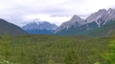 Almanya 'nın en büyük dağının panoramik manzarası Zugspitze alp manzarası turkuvaz rengi Blindsee gölü orman tepeleri ve Alpler' deki dağlar Biberwier Reutte Tyrol Avusturya.