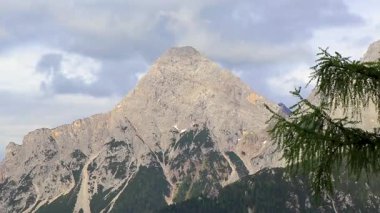 Almanya 'nın en büyük dağının soğuk panoramik manzarası Zugspitze zirvesi Alpler' deki kar kayaları bulutları ve dağlarla kaplı Alpler Biberwier Reutte Tyrol Avusturya.