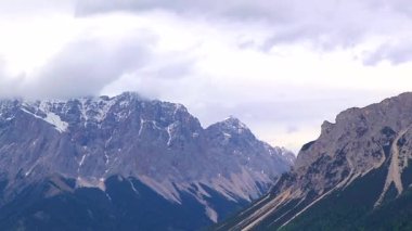 Almanya 'nın en büyük dağının soğuk panoramik manzarası Zugspitze zirvesi Alpler' deki kar kayaları bulutları ve dağlarla kaplı Alpler Biberwier Reutte Tyrol Avusturya.