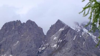 Almanya 'nın en büyük dağının soğuk panoramik manzarası Zugspitze zirvesi Alpler' deki kar kayaları bulutları ve dağlarla kaplı Alpler Biberwier Reutte Tyrol Avusturya.