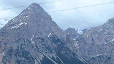 Almanya 'nın en büyük dağlarından Zugspitze Alp Dağları' na sür. Orman kayalıkları, tepeler, kar tepeleri bulutları ve dağlarla Alpler Biberwier, Reutte Tyrol Avusturya 'da arabanın içinde..