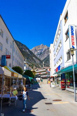 Landeck Landeck Bölgesi Tyrol Avusturya 30. Mayıs 2025 Landeck şehri turizm caddeleriyle insanlar restoranları ve eski binaları alışveriş ediyor..