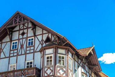 Landeck Landeck Bölgesi Tyrol Avusturya 30. Mayıs 2025 Landeck şehri turist sokakları, dağları, eski binaları ve mimarisi ile.