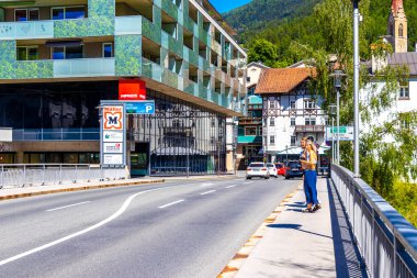 Landeck Landeck Bölgesi Tyrol Avusturya 30. Mayıs 2025 Landeck şehri turistik yollarla modern binalar, arabalar ve trafik.