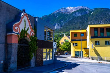 Landeck Landeck Bölgesi Tyrol Avusturya 30. Mayıs 2025 Landeck şehri turizm caddeleriyle insanlar restoranları ve eski binaları alışveriş ediyor..