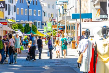 Landeck Landeck Bölgesi Tyrol Avusturya 30. Mayıs 2025 Landeck şehri turizm caddeleriyle insanlar restoranları ve eski binaları alışveriş ediyor..