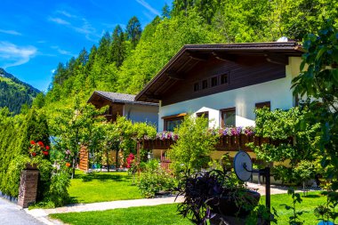 Fliess Landeck Avusturya 30. Mayıs 2025 Nesselgarten köyü orman kulübeleri caddeleri, dağları, dağları, dağları ve Fliess Landeck Avusturya 'daki yeşil tarlaları barındırır..