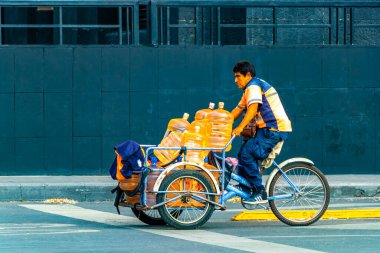 Centro Historico Mexico City, 11 numara. Şubat 2021 Mexico City Centro Historico 'da su şişesi teslimatı.