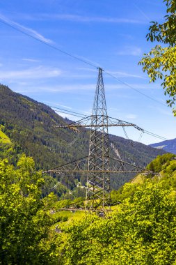Dağlardaki elektrik direği dağ ve dağ manzarası dağlarında kayalar ve tepeler karlı Lechtal Alpleri 'nin manzarası ve Alpler' deki mavi gökyüzü Fliess Landeck Tyrol Avusturya.
