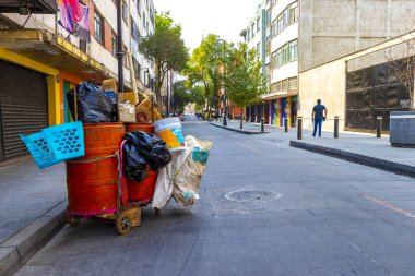 Centro Historico Mexico City 10 numara. Şubat 2021 Mexico City Centro Historico 'da çöp tenekesi tramvayı temizleme.
