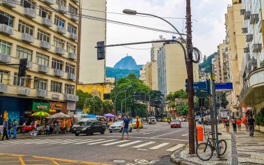 Rio de Janeiro Eyaleti Rio de Janeiro Brezilya 10. Ekim 2020 Copacabana ve Leme City Şehir Merkezi Sokak Yolları Skyline Panorama Gökdelen Binaları Arabalı İnsanlar.