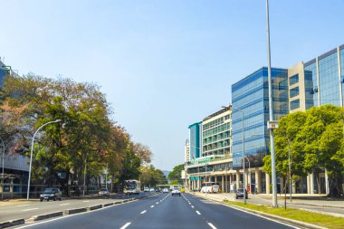 Rio de Janeiro Eyaleti Rio de Janeiro Brezilya 06. Ekim 2020 Şehir Sokakları Otoyol Kenti ve Skyline Panorama ile Brezilya 'da Gökdelen Binaları Arabalar ve Mavi Gökyüzü.
