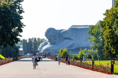 Brest Brest Bölgesi Belarus 23. Eylül 2020 Monumet Muzhestvo büyük gri taş heykel heykeli Leninskiy Rayon Brest İlçe Brest Bölgesi Belarus Brest Kalesi 'nde.