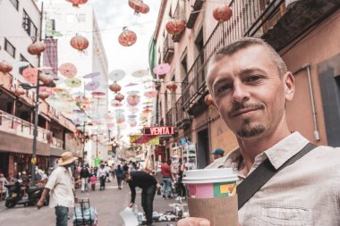 Çin Mahallesi Çin Mahallesi Turist Caddesi 'ndeki Yakışıklı Turist Centro Historico Mexico City' deki Çin Feneri Renkli Şemsiyeleri ve Dükkanları.