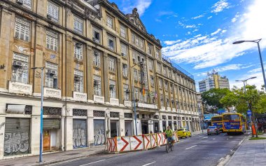 Rio de Janeiro Eyaleti Rio de Janeiro Brezilya 11. Aralık 2020 Şehir Centro Sokak Yolu Şehir Merkezi ve Skyline Panorama Gökdelenler Binası Arabalar ve Brezilya 'daki İnsanlar.